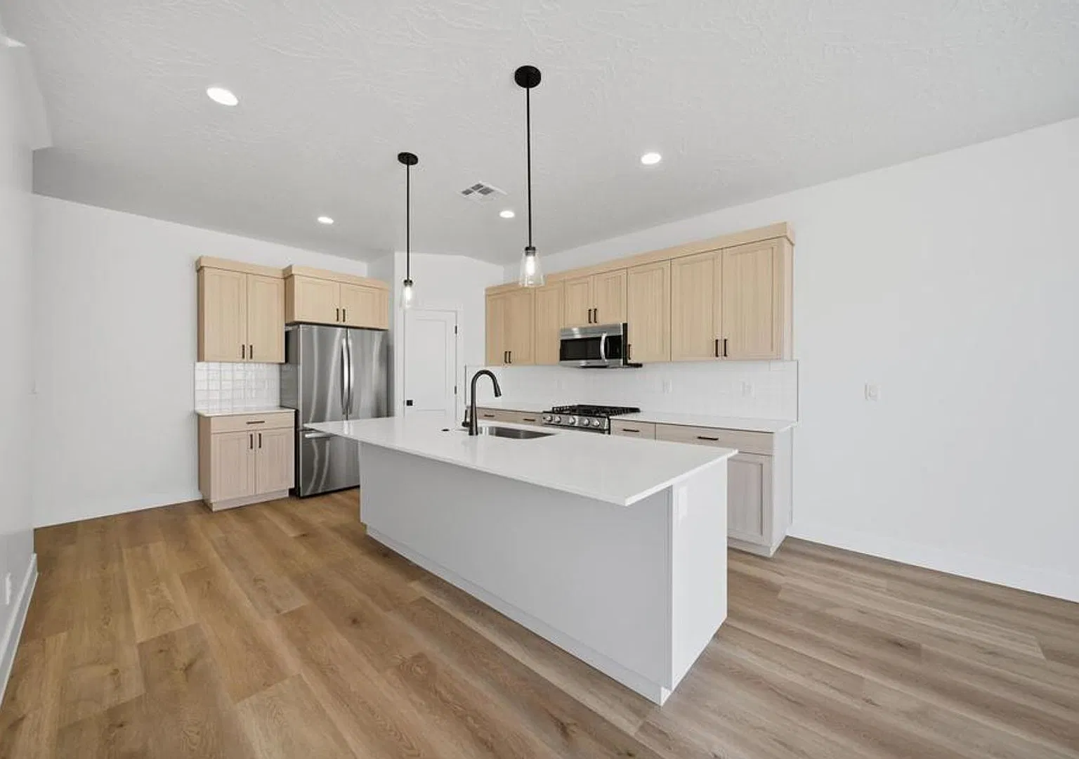 Brand New 3 Bedroom Townhome — Photo 1