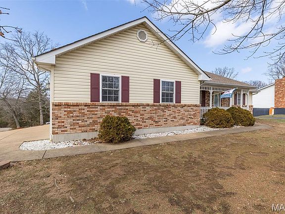 2nd image of 1515 Saint Francois Rd