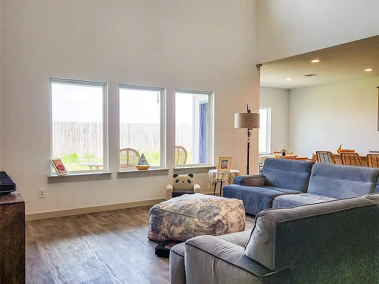 7219 Sunbreeze Ln — Photo 2