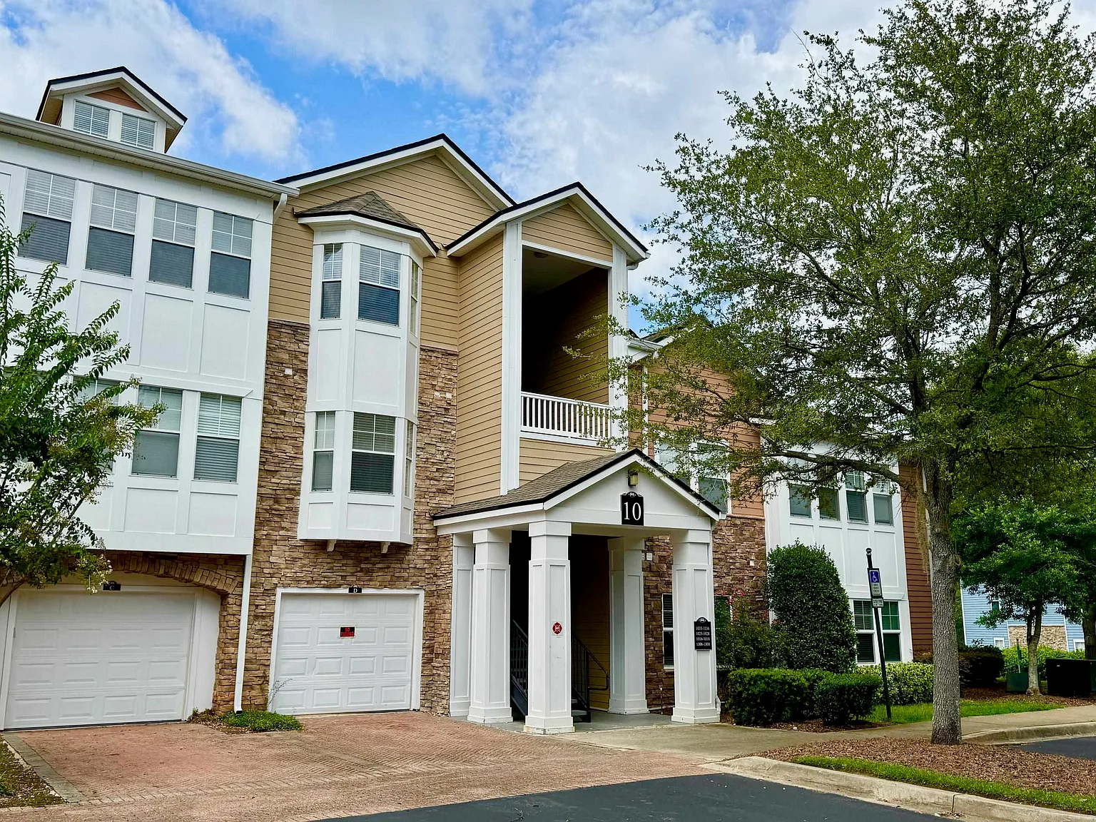 3 bed, 2.0 bath, 1272 sqft, $2,095 — Photo 1