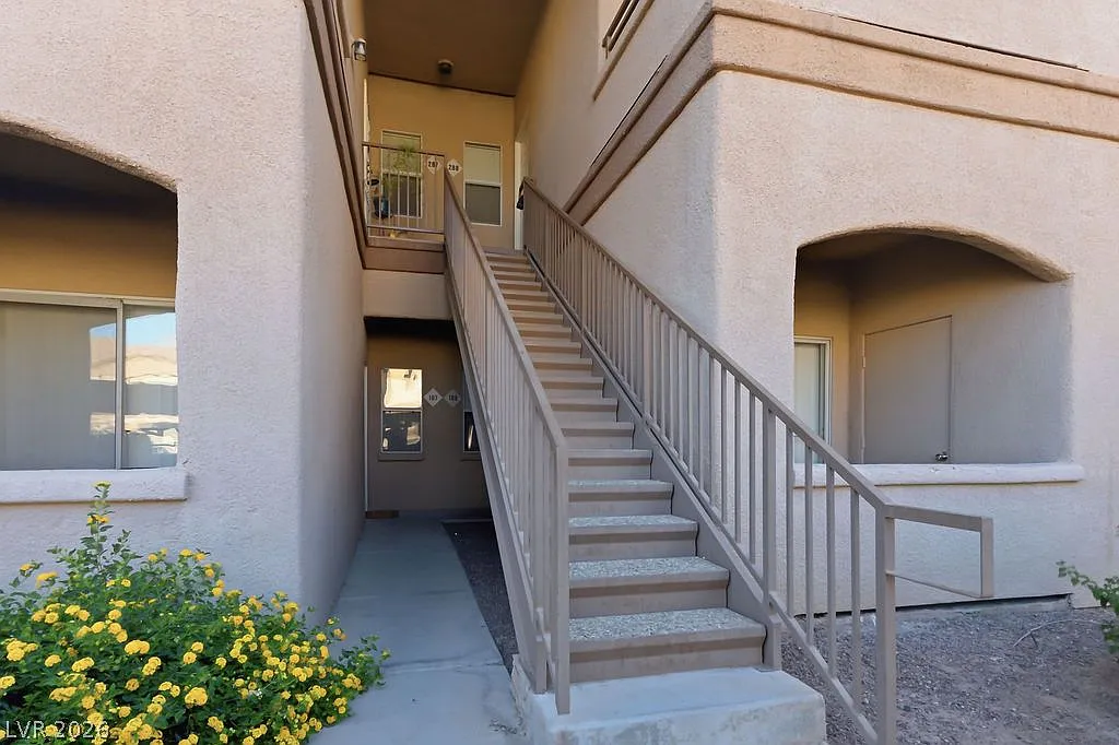 1 bed, 1.0 bath, 750 sqft, $999 — Photo 1