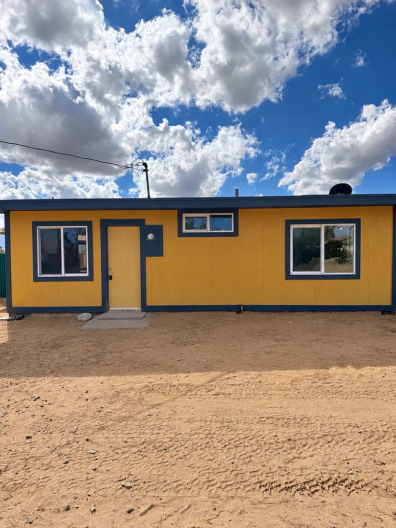 Quiet 2 Bedroom 1 Bathroom Home — Photo 1