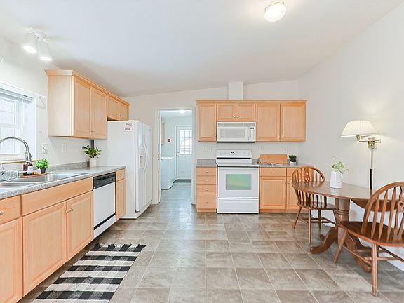 5th image of 28 Sunset Ln