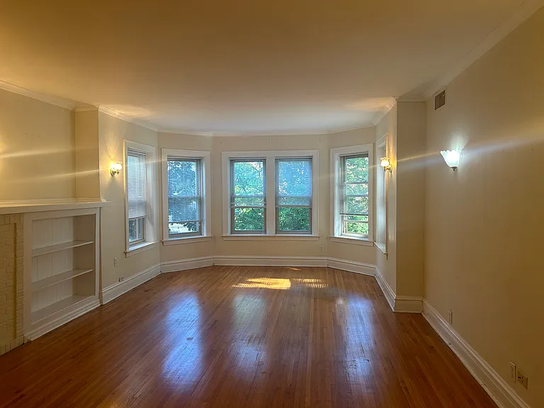 2025 W Berwyn Ave #2 — Photo 2