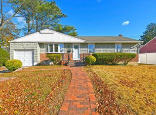 7 Stephen Dr, Farmingdale, NY 11735