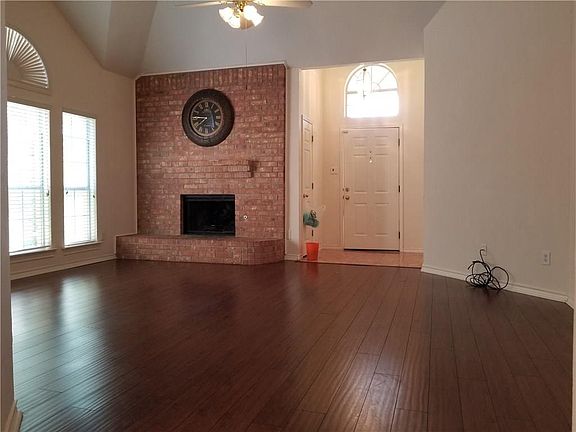 3rd image of 727 Fairlawn St