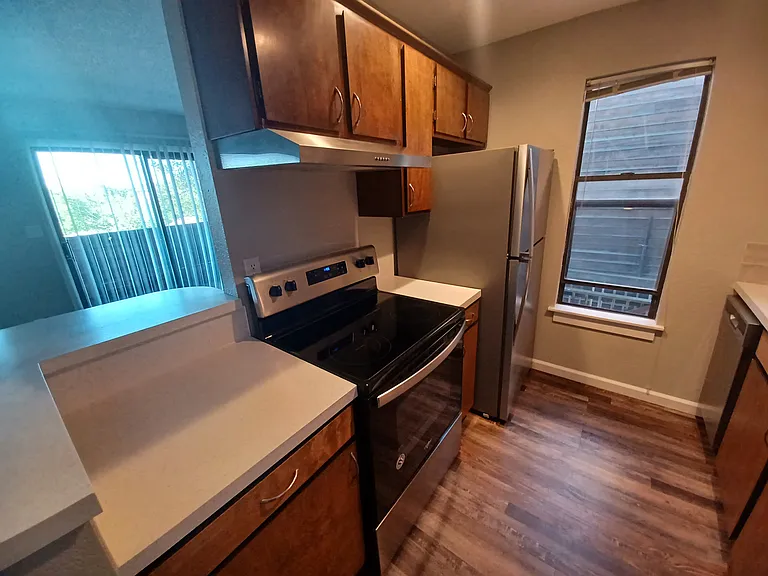 Parklane Apartments — Photo 13