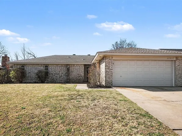 1104 NE 5th St, Moore, OK 73160