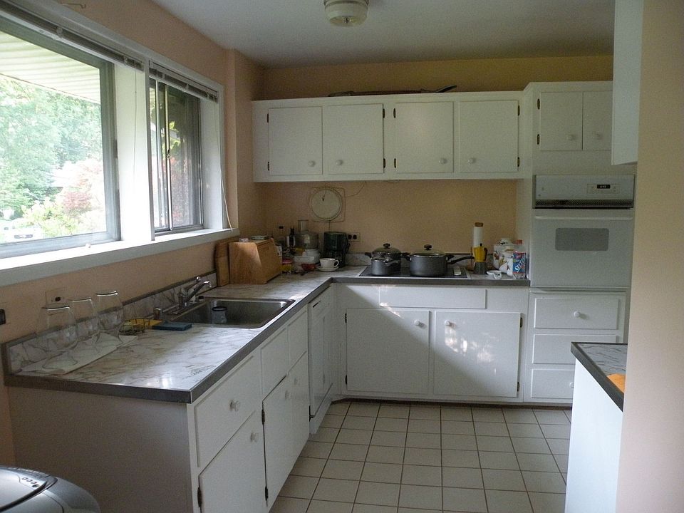 Open, airy, eat-in kitchen