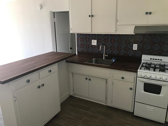 4th image of 2912 Manhattan Ave