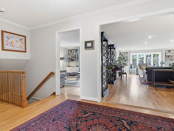 4th image of 219 Danbury Cir S