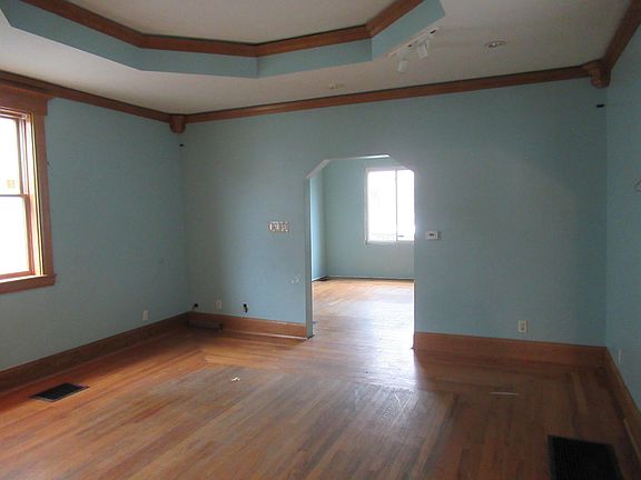 3rd image of 824 Thornton St