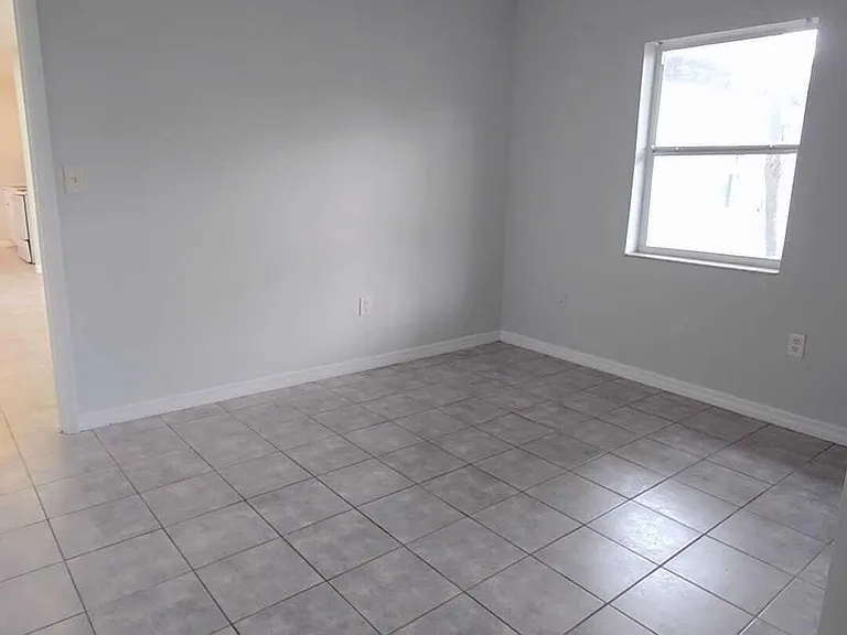 621 NW 5th Ave #4 — Photo 1