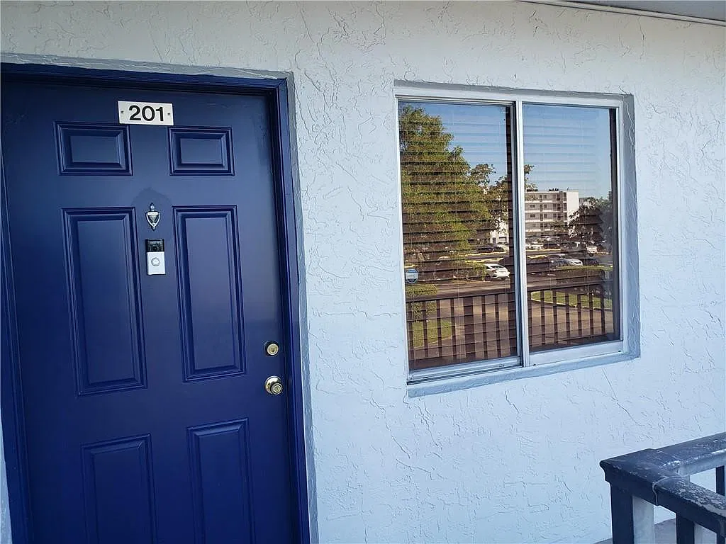 8540 N Sherman Cir — Photo 3