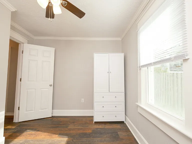 204 Oakland St — Photo 8