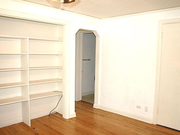 3rd image of 1001 N Logan St #107