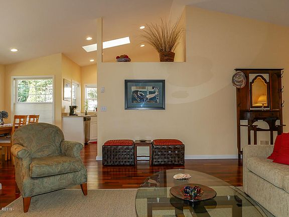 5th image of 820 SW Dolores Dr