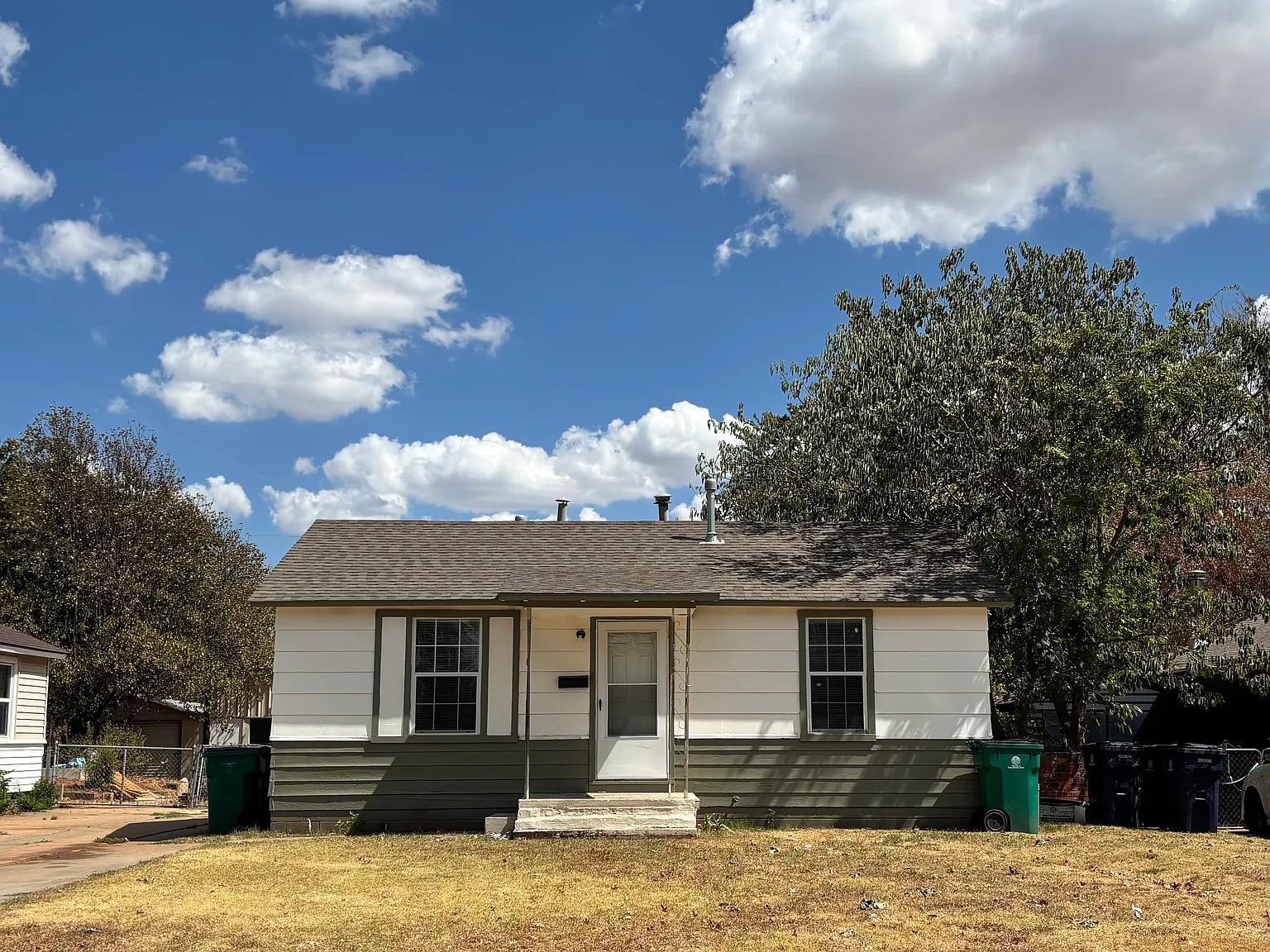 3 bed, 900 sqft, $1,350 — Photo 1