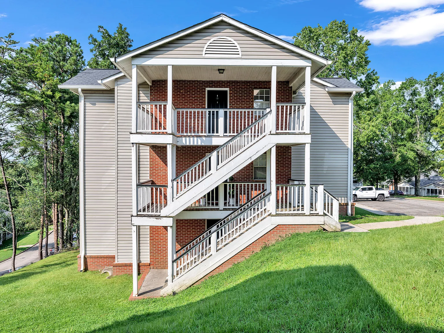 2 bed, 1136 sqft, $1,550 — Photo 2