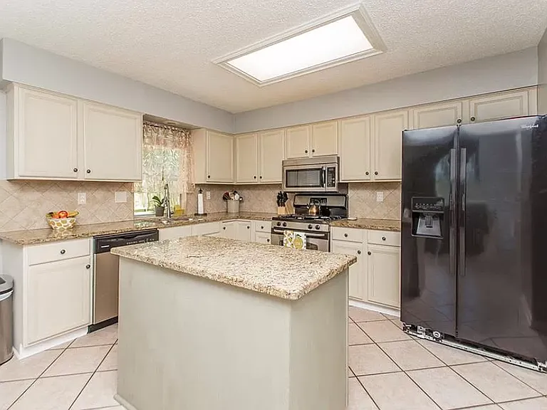 105 Larchwood Dr — Photo 28