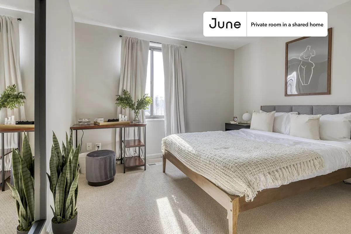Queen bedroom in 5 bed/2.5 bath home in H Street #288 D — Photo 1