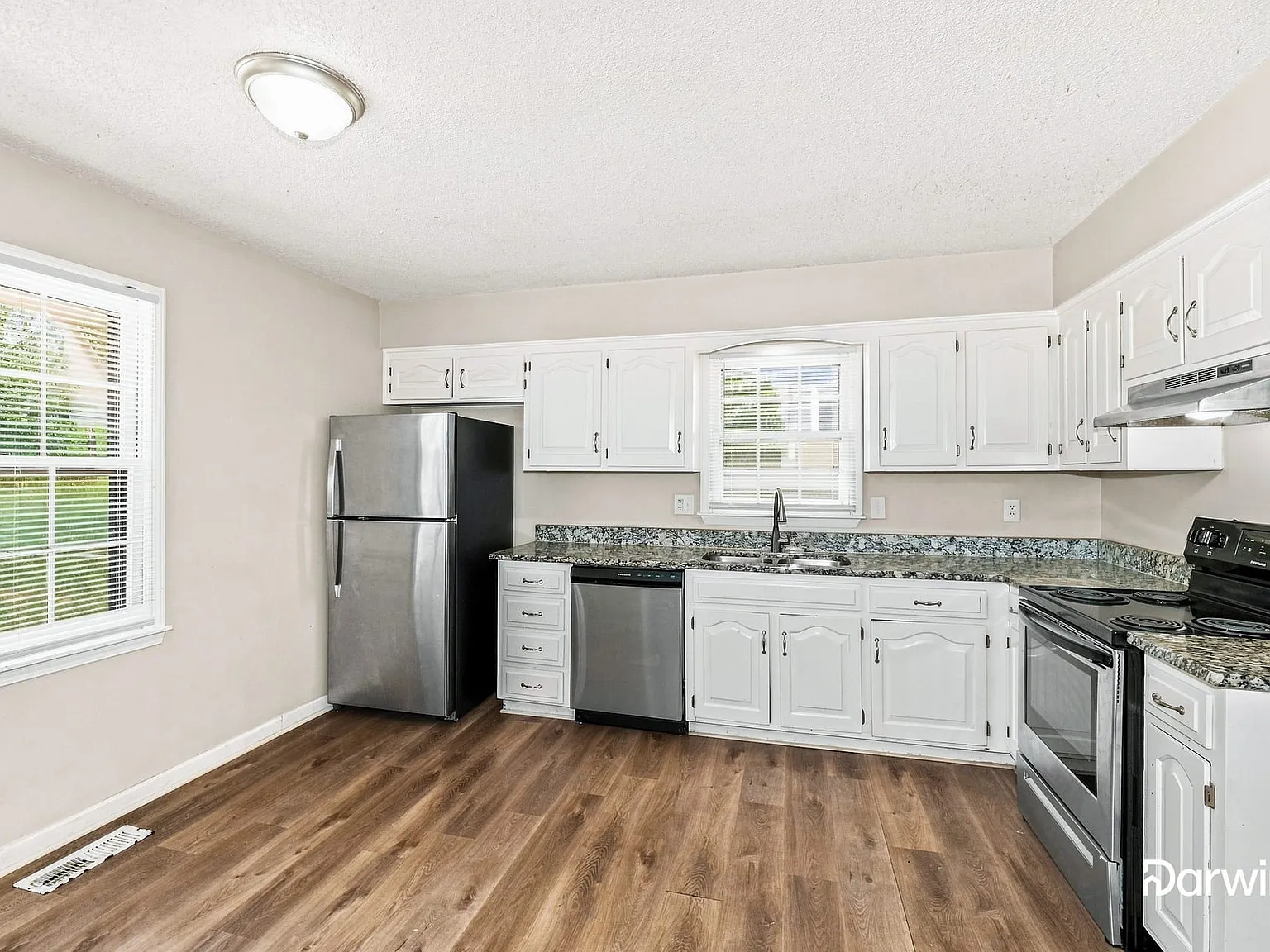 3 bed, 2.5 bath, 2378 sqft, $2,020 — Photo 4