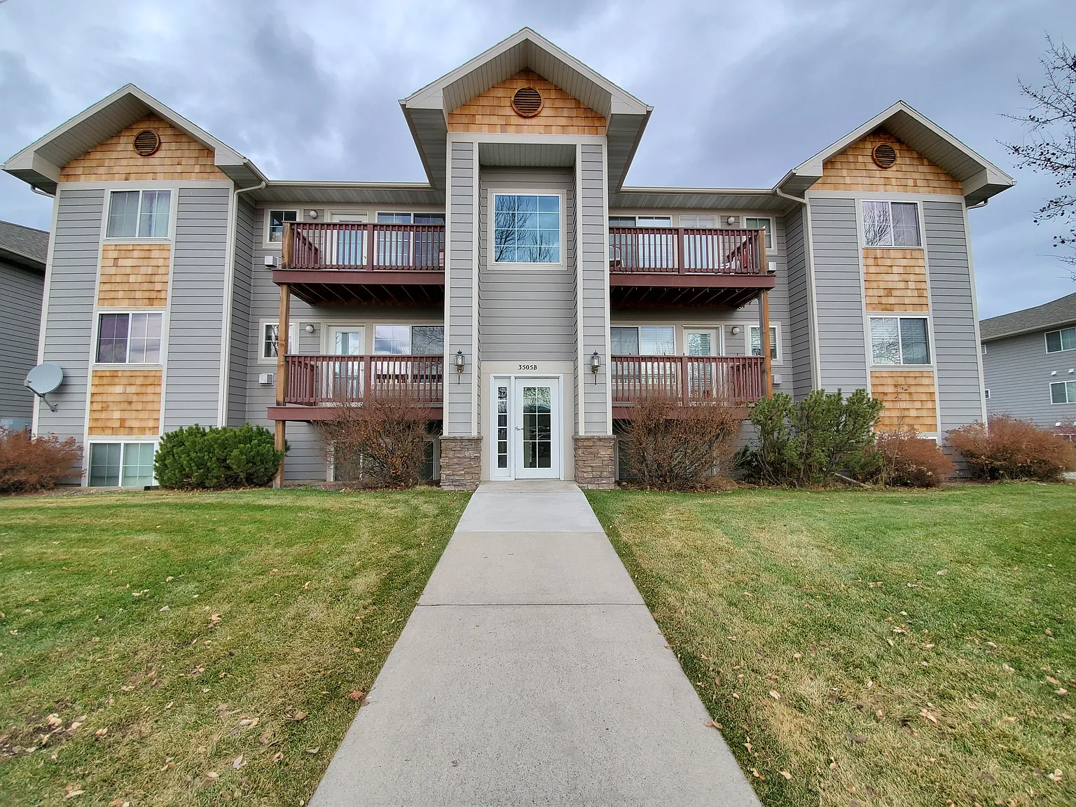2 bed, 917 sqft, $1,900 — Photo 1