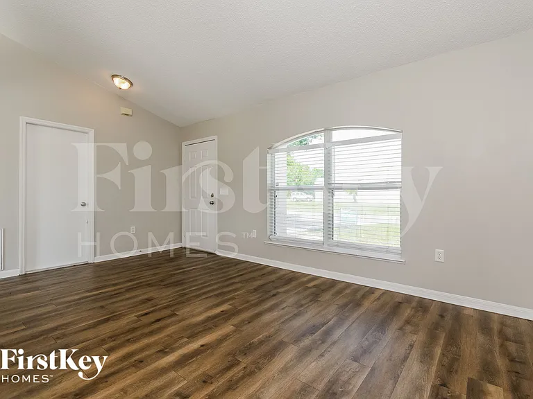 817 Grantham Dr — Photo 3