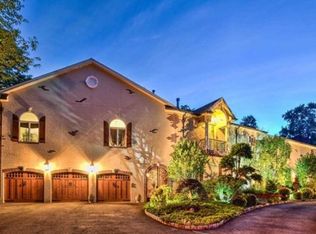 2 Munson Dr, Pompton Plains, NJ 07444