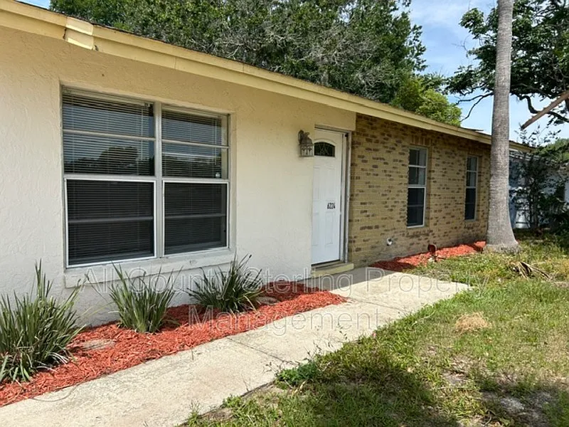 4 bed, 1.5 bath, 1300 sqft, $1,790 — Photo 3