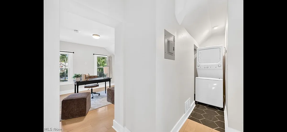 Enjoy all the modern amenities in this beautifully redone Ohio City classic free standing single family home. — photo 5