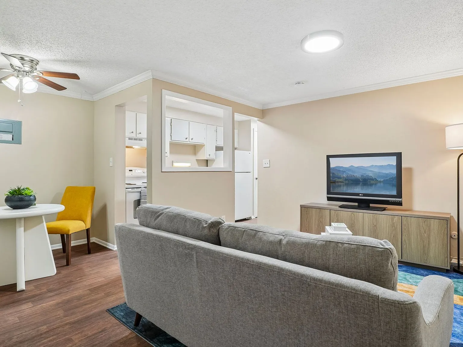 Lorinda Apartments — Photo 2