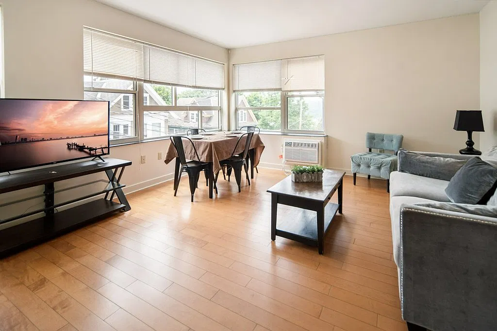 6 bed, 1500 sqft, $1,425 — Photo 1