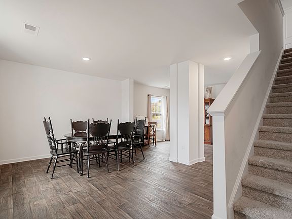5th image of 186 Carrington Dr