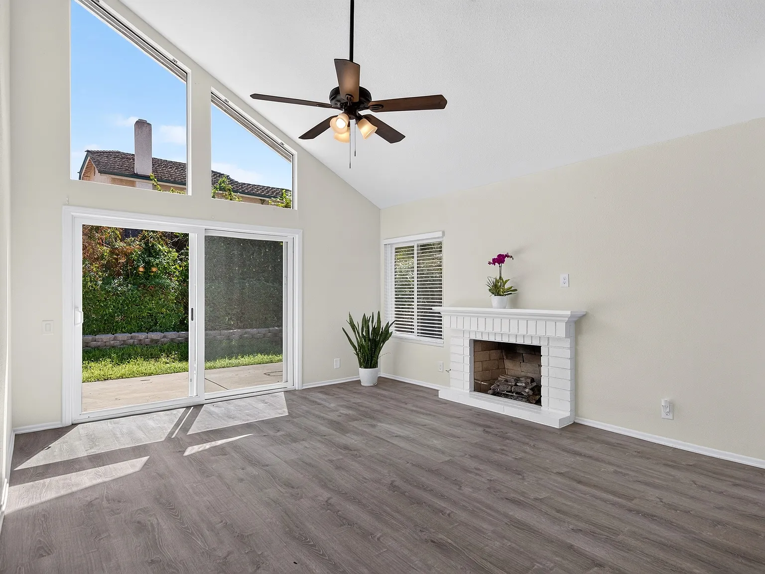 3 bed, 1323 sqft, $4,795 — Photo 3