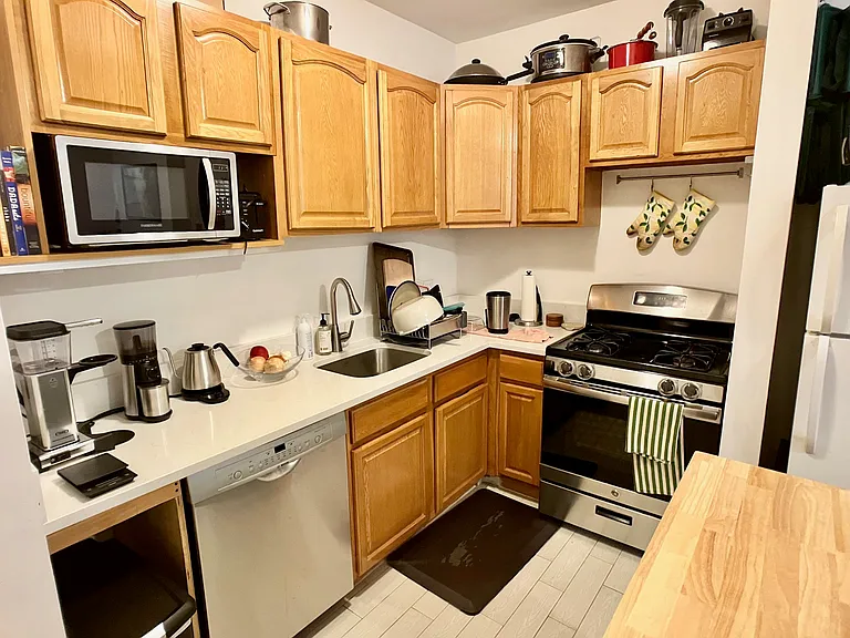 684 De Graw St #1 — Photo 3