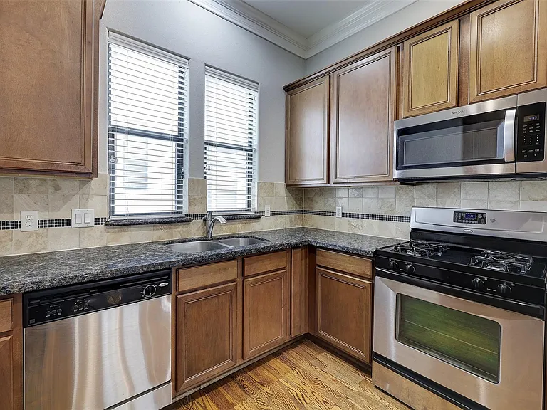 3245 Maxroy St — Photo 11