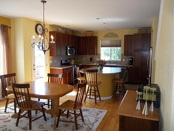 Kitchen & Eating Area