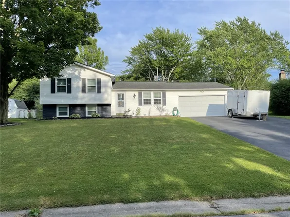 271 Blackwell Ln, Henrietta, NY 14467