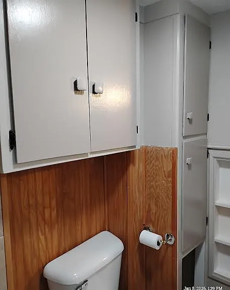 2 tone brown is warm and pleasant.
Ample storage.