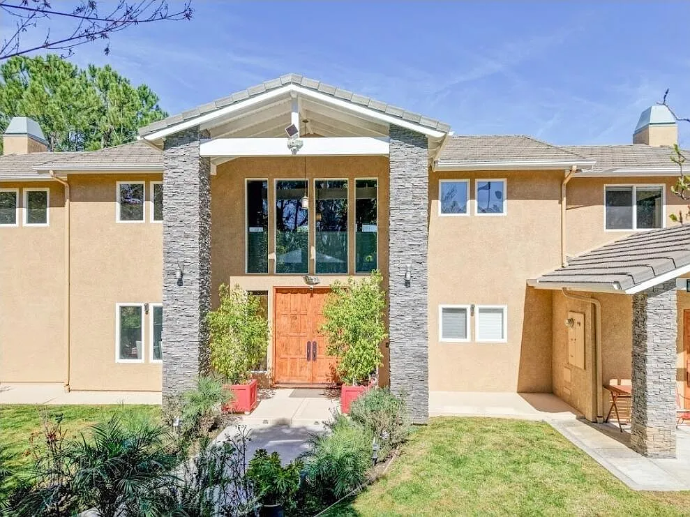 5 bed, 5.5 bath, 4800 sqft, $8,500 — Photo 1