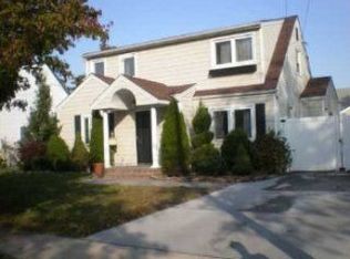 2345 Maple St, Seaford, NY 11783