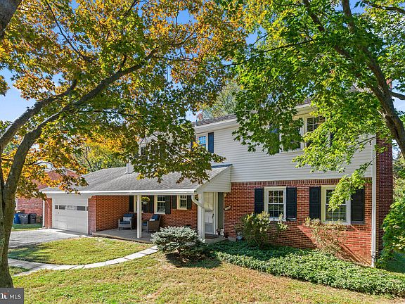 3rd image of 17404 Applewood Ln