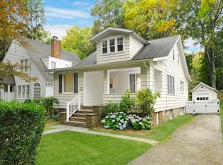 29 Cross Ln, Cos Cob, CT 06807