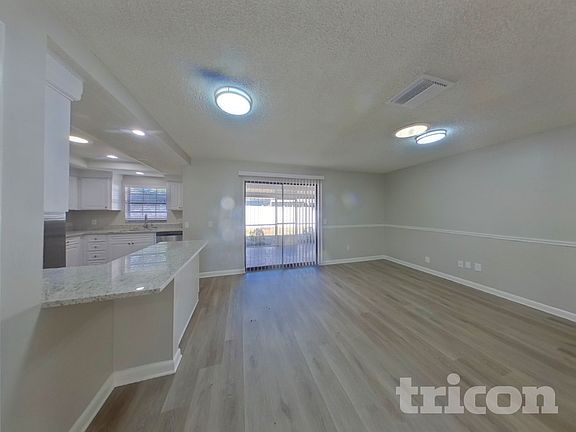 3rd image of 4704 Foxshire Cir