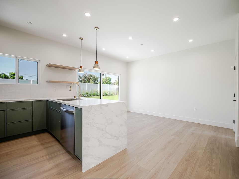 1st image of 7107 Cozycroft Ave #3