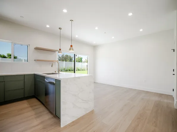 7107 Cozycroft Ave, Winnetka, CA