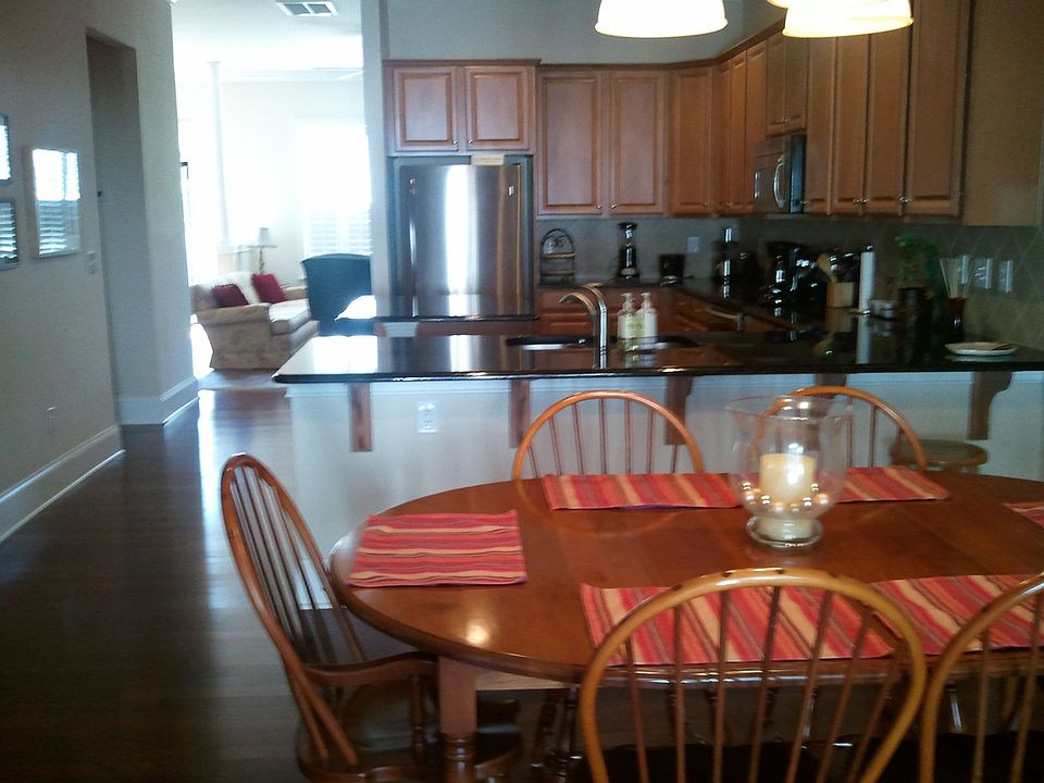 Large Dining Area w/Seated Bar