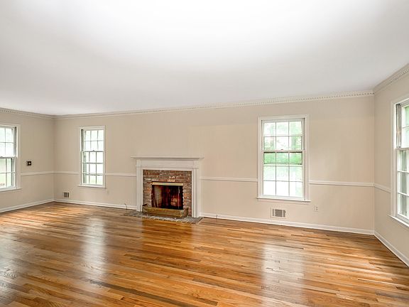 3rd image of 1744 Merriam Dr