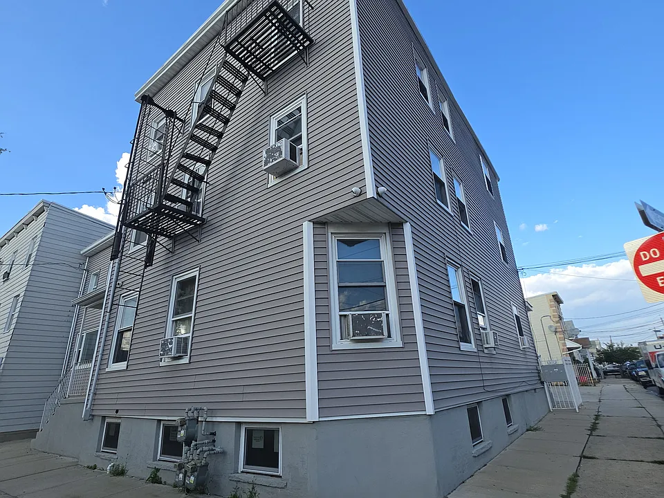 601 4th Ave #2